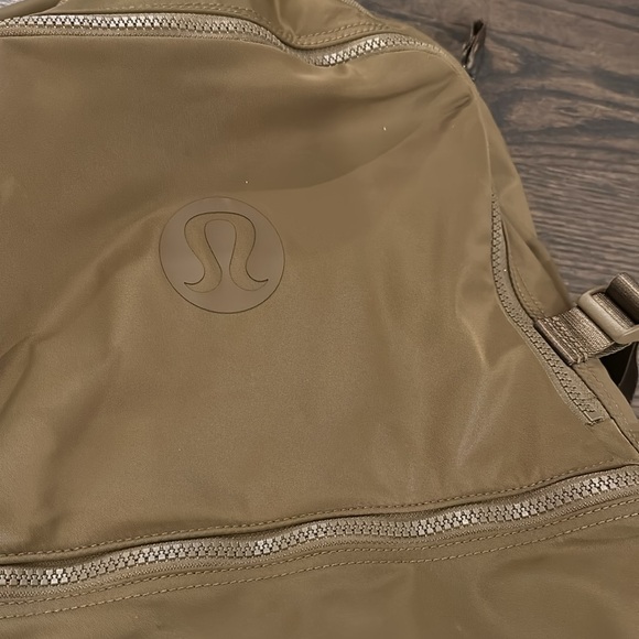 Lululemon new crew backpack 22L logo - Picture 6 of 6
